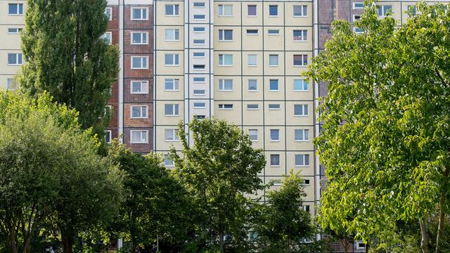 Weil Innenstadtwohnungen knapp werden, drängen wieder mehr Mieter in die lange ungeliebten Blocks am Rand vieler Großstädte (hier: Berlin-Hellersdorf)