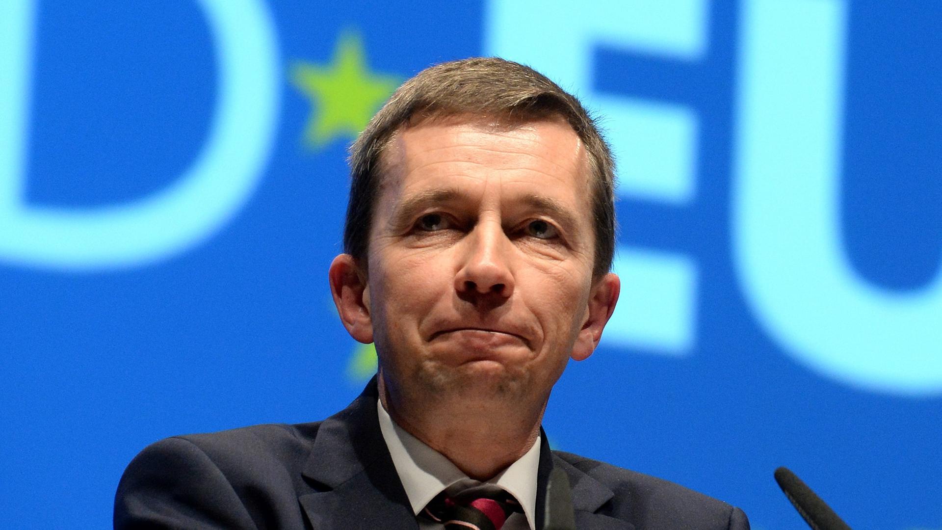 AfD-Bundesparteichef Bernd Lucke spricht am 22.03.2014 auf dem Europaparteitag der Alternative für Deutschland (AfD) in Erfurt (Thüringen). Die AfD will auf dem zweitägigen Parteitag unter anderem ihr Programm für die Europawahl am 25. Mai beschließen. AfD-Bundesparteichef Bernd Lucke spricht am 22.03.2014 auf dem Europaparteitag der Alternative für Deutschland (AfD) in Erfurt (Thüringen). Die AfD will auf dem zweitägigen Parteitag unter anderem ihr Programm für die Europawahl am 25. Mai beschließen.