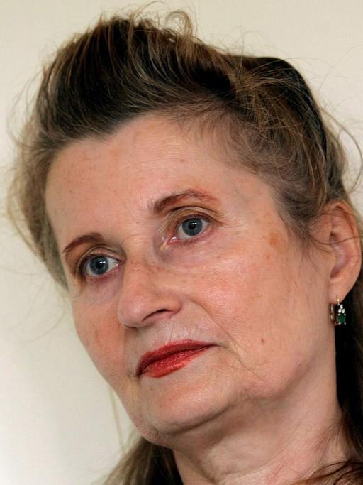 Elfriede Jelinek 2004, als sie den Nobelpreis für Literatur erhielt