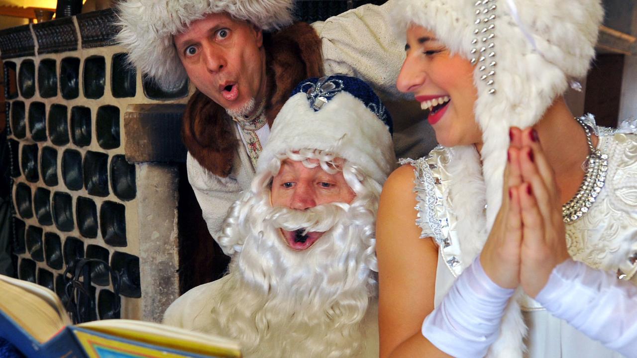 Russische Weihnacht: Väterchen Frost, Iwanuschka und die schöne Wassilissa sitzen in Königstein (Sachsen) vor dem Kamin und lesen. Russische Weihnacht: Väterchen Frost, Iwanuschka und die schöne Wassilissa sitzen in Königstein (Sachsen) vor dem Kamin und lesen.
