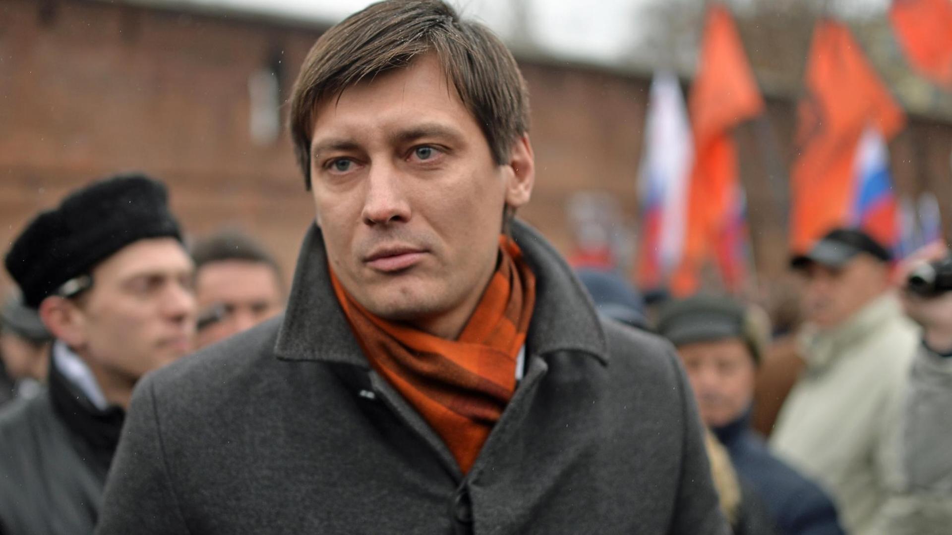 Dmitri Gudkow von der Partei "Gerechtes Russland" beim Trauermarsch für Boris Nemtsov. Dmitri Gudkow von der Partei "Gerechtes Russland" beim Trauermarsch für Boris Nemtsov.