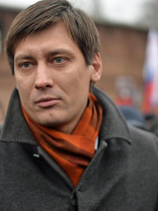 Dmitri Gudkow von der Partei "Gerechtes Russland" beim Trauermarsch für Boris Nemtsov.