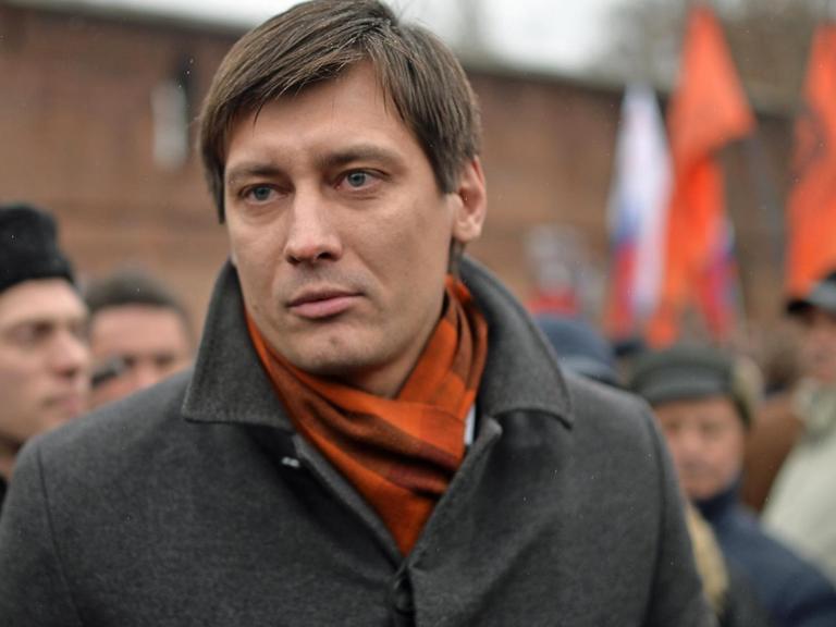 Dmitri Gudkow von der Partei "Gerechtes Russland" beim Trauermarsch für Boris Nemtsov.