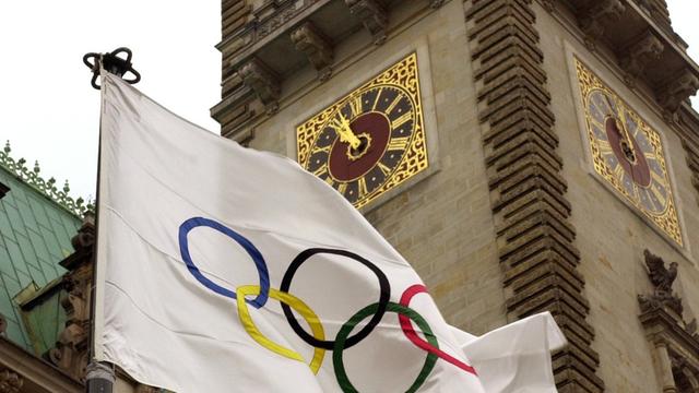 Die Olympische Flagge weht vor dem Hamburger Rathaus
