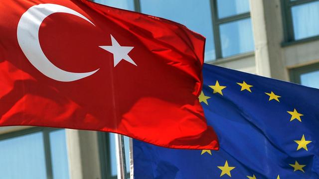 Die türkische Fahne weht neben der Fahne der Europäischen Union. Der mögliche EU-Beitritt der Türkei wird seit längerer Zeit kontrovers diskutiert.