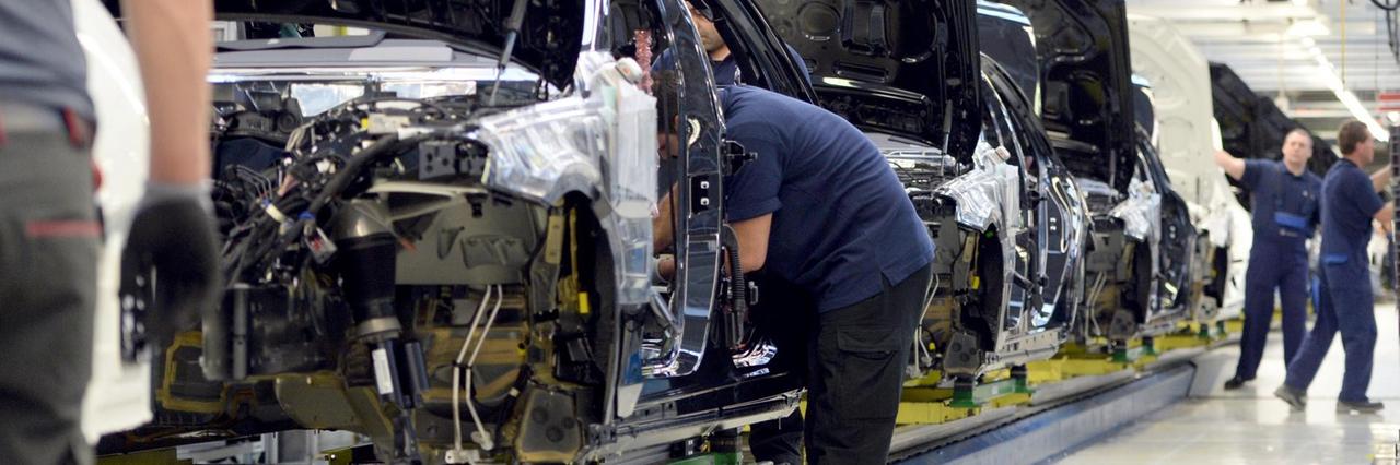 Mitarbeiter im Mercedes-Benz-Werk in Sindelfingen Foto: Bernd Weißbrod/dpa | Verwendung weltweit Mitarbeiter im Mercedes-Benz-Werk in Sindelfingen Foto: Bernd Weißbrod/dpa | Verwendung weltweit