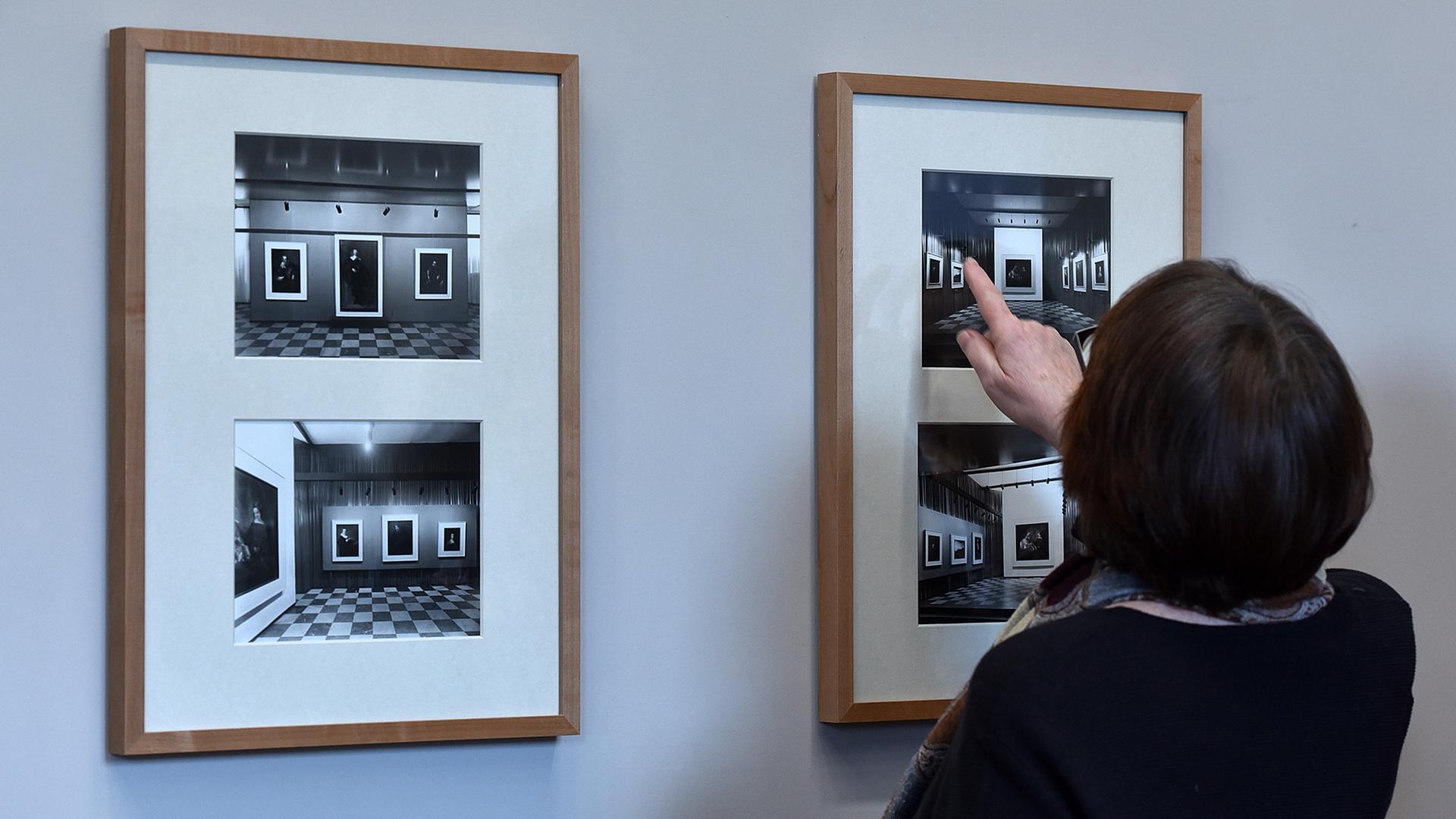 Eine Besucherin der Ausstellung "Die klassische Documenta von 1956" im Schloss Wilhelmshöhe in Kassel. Eine Besucherin der Ausstellung "Die klassische Documenta von 1956" im Schloss Wilhelmshöhe in Kassel.