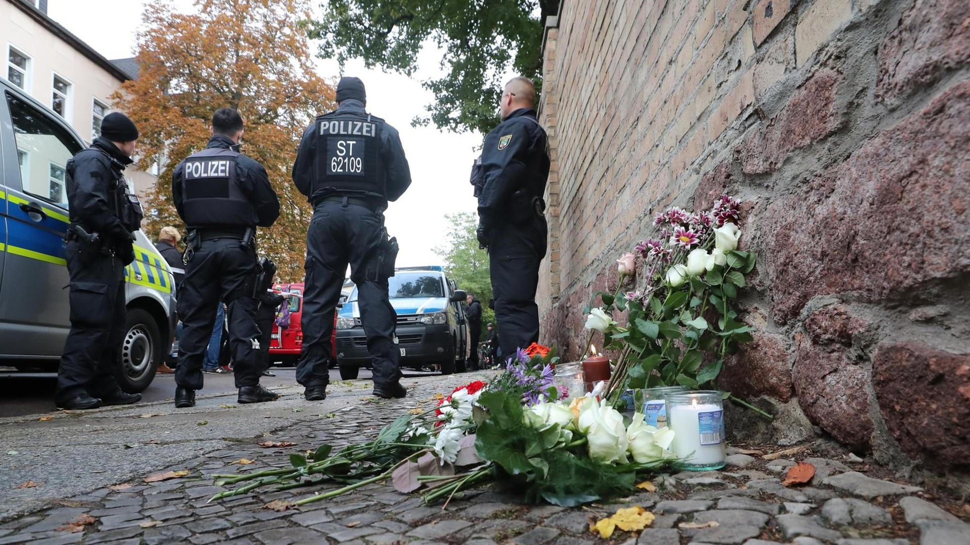 Nach Angriff in Halle (Saale) legen Menschen Blumen und Kerzen an der Tür der Synagoge nieder Nach Angriff in Halle (Saale) legen Menschen Blumen und Kerzen an der Tür der Synagoge nieder