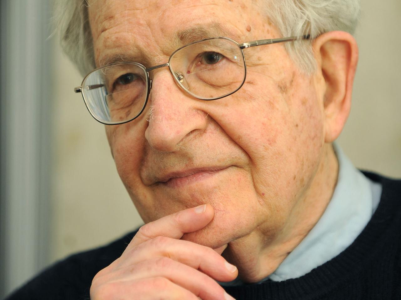 Der amerikanische Linguist und Philosoph Noam Chomsky Der amerikanische Linguist und Philosoph Noam Chomsky