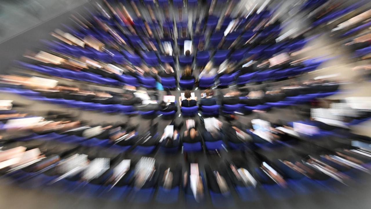 Die Abgeordneten nehmen an konstituierenden Sitzung des 19. Deutschen Bundestages am 24.10.2017 in den Plenarsaal im Reichstagsgebäude in Berlin teil. Die Abgeordneten nehmen an konstituierenden Sitzung des 19. Deutschen Bundestages am 24.10.2017 in den Plenarsaal im Reichstagsgebäude in Berlin teil.