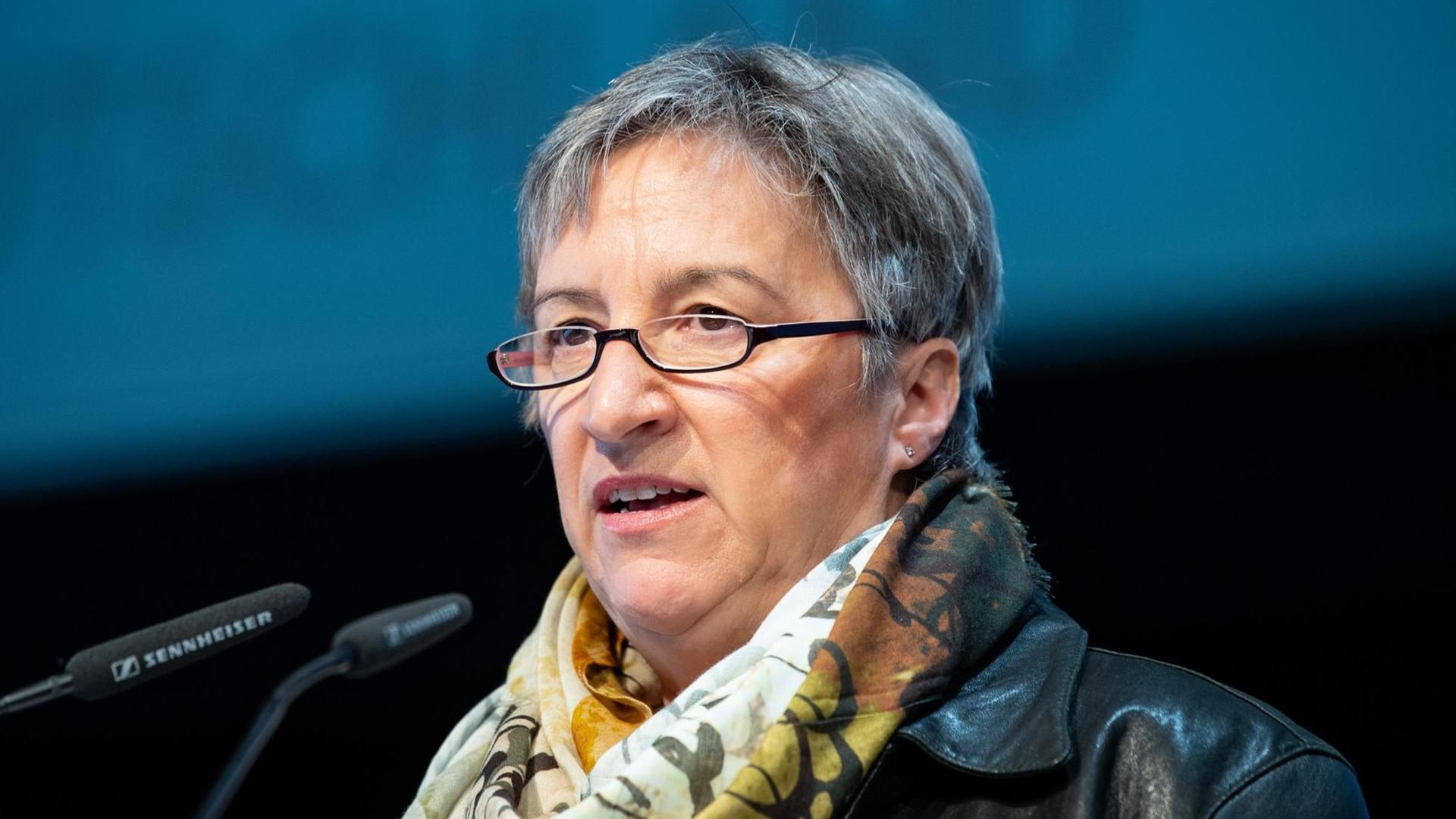 Karin Fehres spricht am Rednerpult Karin Fehres spricht am Rednerpult
