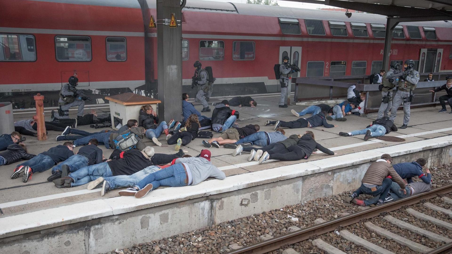 Einheiten der KSB, der BFE+ und der GSG9 führen am 25.09.2017 auf dem Bahnhof Lichtenberg in Berlin eine Übung durch. Die Einsatzkräfte wurden mit Anschlagsszenario konfrontiert, bei dem bewaffnete Attentäter mit Schnellfeuergewehren und Explosionsmitteln Reisende, Benutzer der Bahnanlagen und Sicherheitskräfte angreifen. Einheiten der KSB, der BFE+ und der GSG9 führen am 25.09.2017 auf dem Bahnhof Lichtenberg in Berlin eine Übung durch. Die Einsatzkräfte wurden mit Anschlagsszenario konfrontiert, bei dem bewaffnete Attentäter mit Schnellfeuergewehren und Explosionsmitteln Reisende, Benutzer der Bahnanlagen und Sicherheitskräfte angreifen.