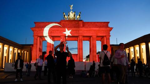 Das Brandenburger Tor erstrahlte in Berlin in den Farben der türkischen Flagge.