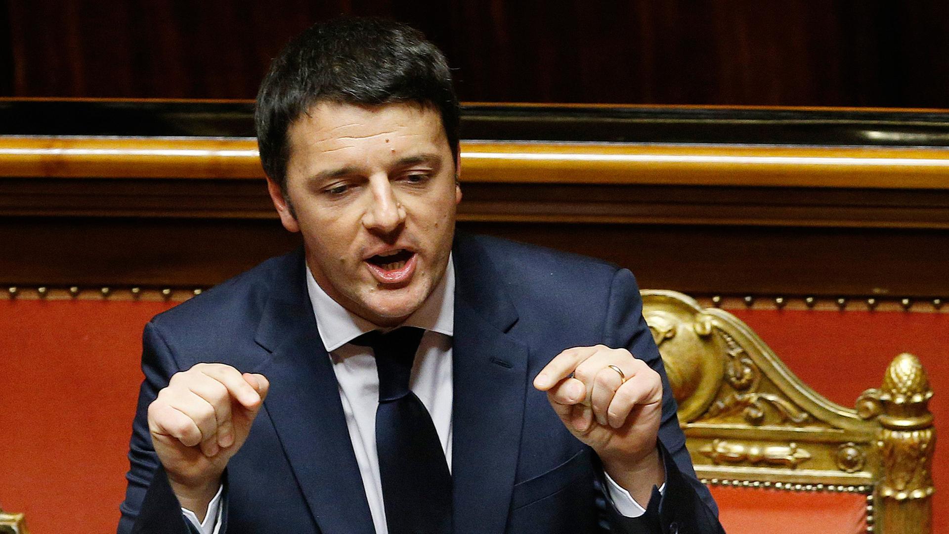 Matteo Renzi hält eine Rede und gestikuliert dabei. Matteo Renzi hält eine Rede und gestikuliert dabei.
