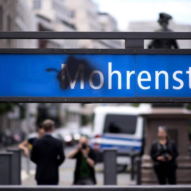 U-Bahnhof-Schild "Mohrenstraße" in Berlin, Anfang Juli 2020. Der Name wird kritisiert, weil die enthaltene, inzwischen in der Alltagssprache ungebräuchliche Bezeichnung als rassistisch gilt.