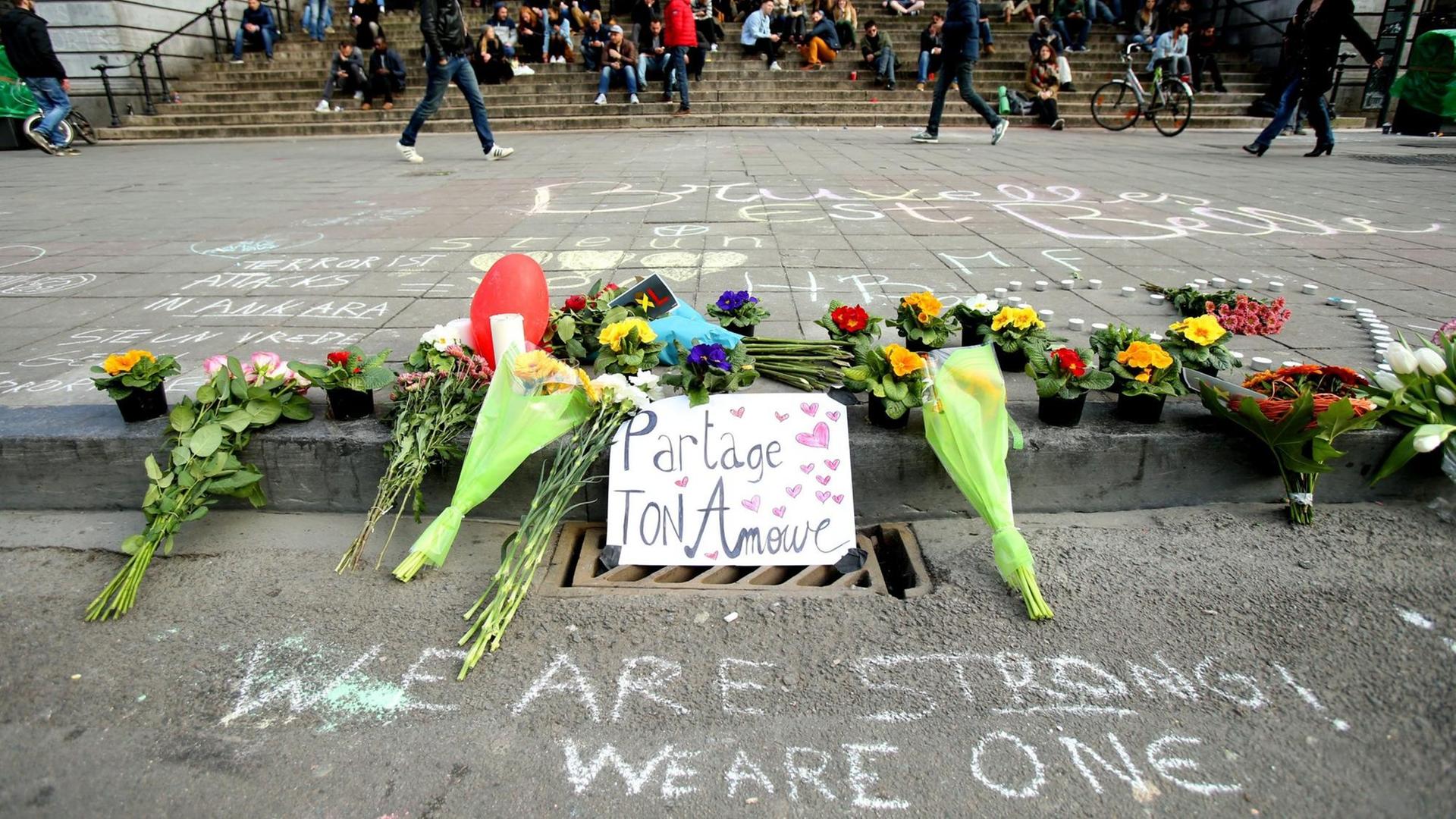 Blumen und Trauerbekundungen liegen vor dem Bahnhof Zaventem. Blumen und Trauerbekundungen liegen vor dem Bahnhof Zaventem.