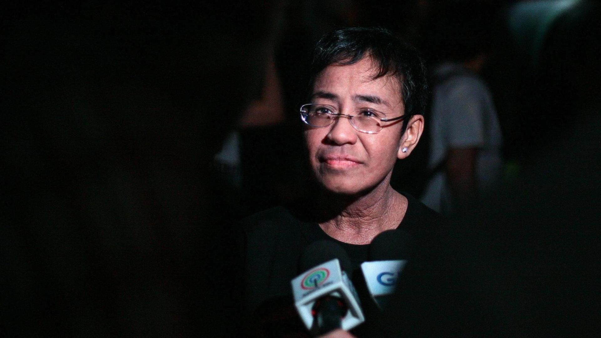 Die philippinische Journalistin Maria Ressa 2018 während einer Demonstration für Pressefreieheit in Manila Die philippinische Journalistin Maria Ressa 2018 während einer Demonstration für Pressefreieheit in Manila