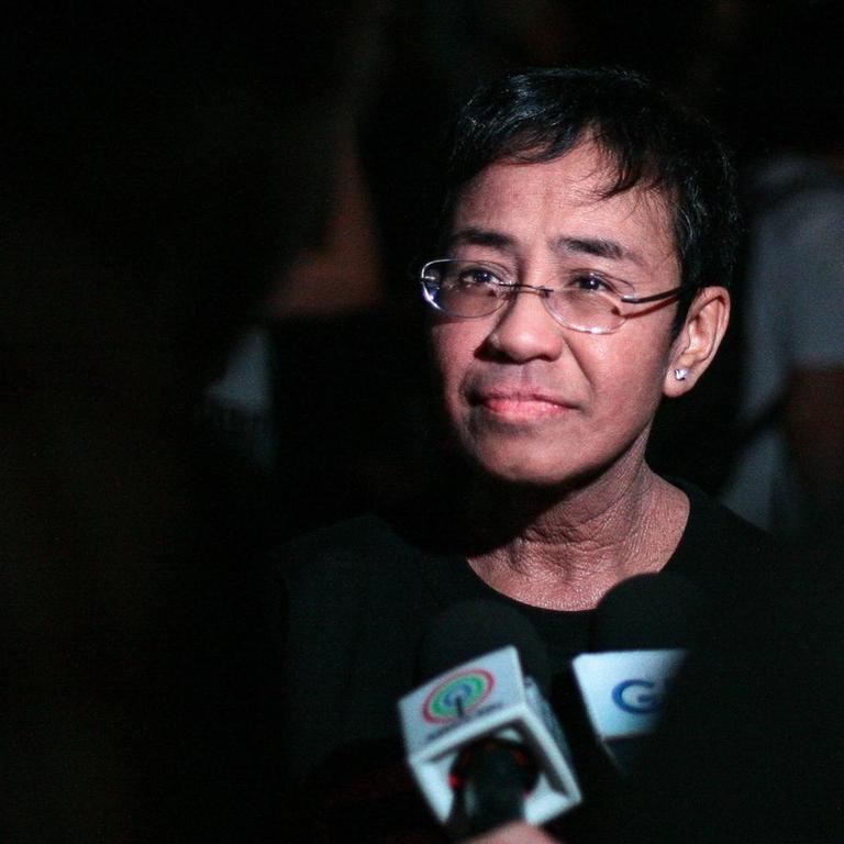 Die philippinische Journalistin Maria Ressa 2018 während einer Demonstration für Pressefreieheit in Manila