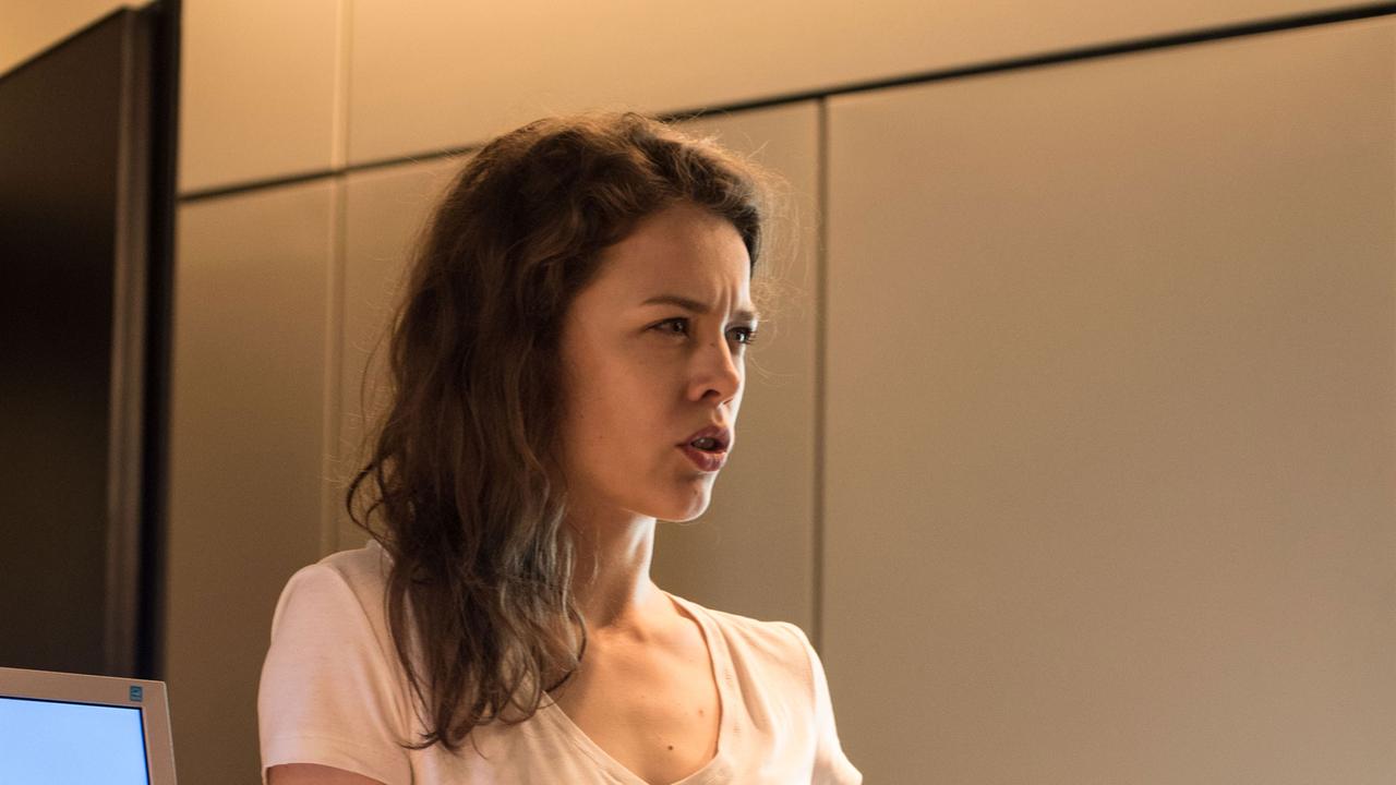 Paula Beer als Paula im Hörspiel. Denkt über die Grausamkeit nach Paula Beer als Paula im Hörspiel. Denkt über die Grausamkeit nach