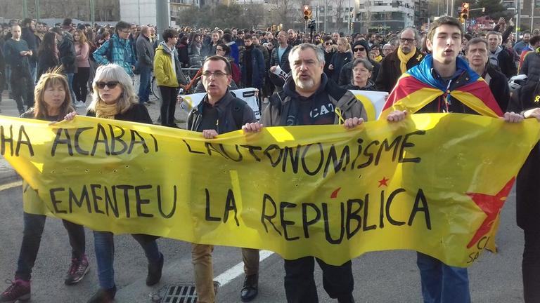 Protest des "Komitees zur Verteidigung der Republik" vor dem Bahnhof Sants im März (Archivbild) Protest des "Komitees zur Verteidigung der Republik" vor dem Bahnhof Sants im März (Archivbild)