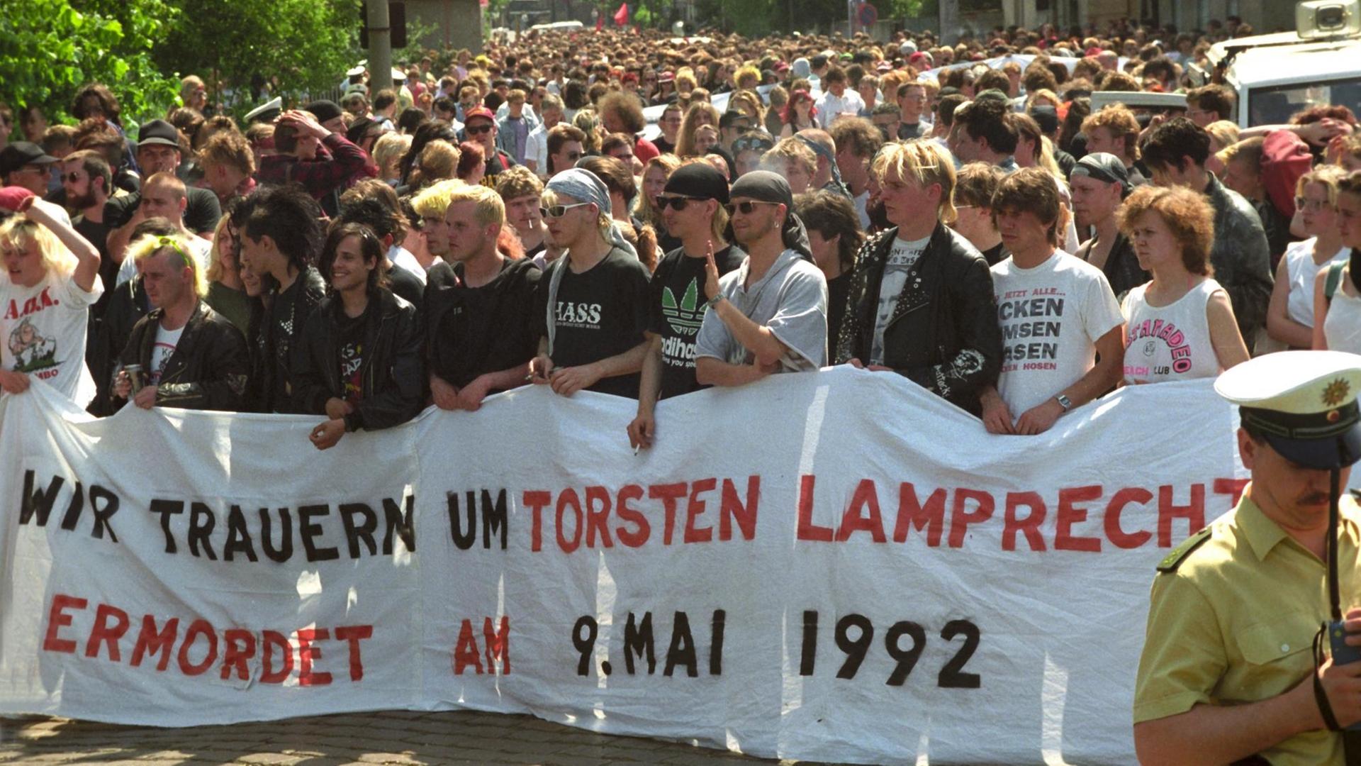 Trauermarsch in Magdeburg für Torsten Lamprecht, der bei einem Überfall von Skinheads 1992 getötet wurde. Trauermarsch in Magdeburg für Torsten Lamprecht, der bei einem Überfall von Skinheads 1992 getötet wurde.