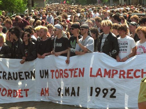 Trauermarsch in Magdeburg für Torsten Lamprecht, der bei einem Überfall von Skinheads 1992 getötet wurde.