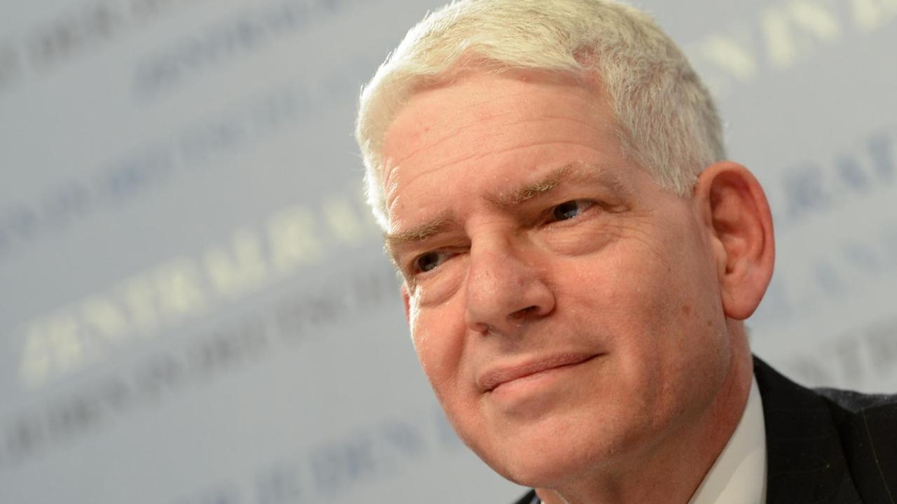 Josef Schuster, neu gewählter Präsident des Zentralrats der Juden in Deutschland, blickt am 30.11.2014 im Ignatz-Bubis-Gemeindezentrum in Frankfurt am Main (Hessen) in die Runde. Schuster ist auf der Ratsversammlung für vier Jahre zum neuen Präsidenten gewählt worden. Josef Schuster, neu gewählter Präsident des Zentralrats der Juden in Deutschland, blickt am 30.11.2014 im Ignatz-Bubis-Gemeindezentrum in Frankfurt am Main (Hessen) in die Runde. Schuster ist auf der Ratsversammlung für vier Jahre zum neuen Präsidenten gewählt worden.