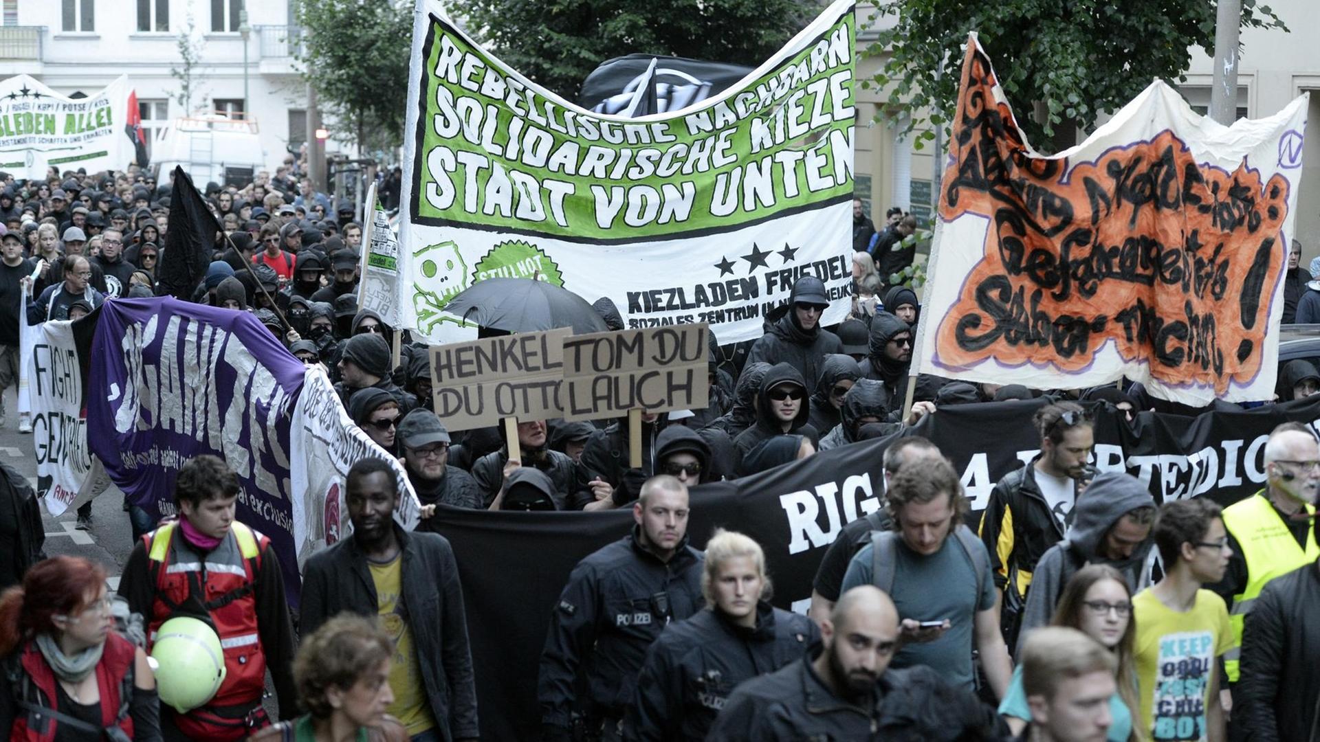 Demonstration gegen die Räumung eines besetzten Hauses in der Rigaer Straße in Berlin Friedrichshain am 9. Juli 2016. Demonstration gegen die Räumung eines besetzten Hauses in der Rigaer Straße in Berlin Friedrichshain am 9. Juli 2016.