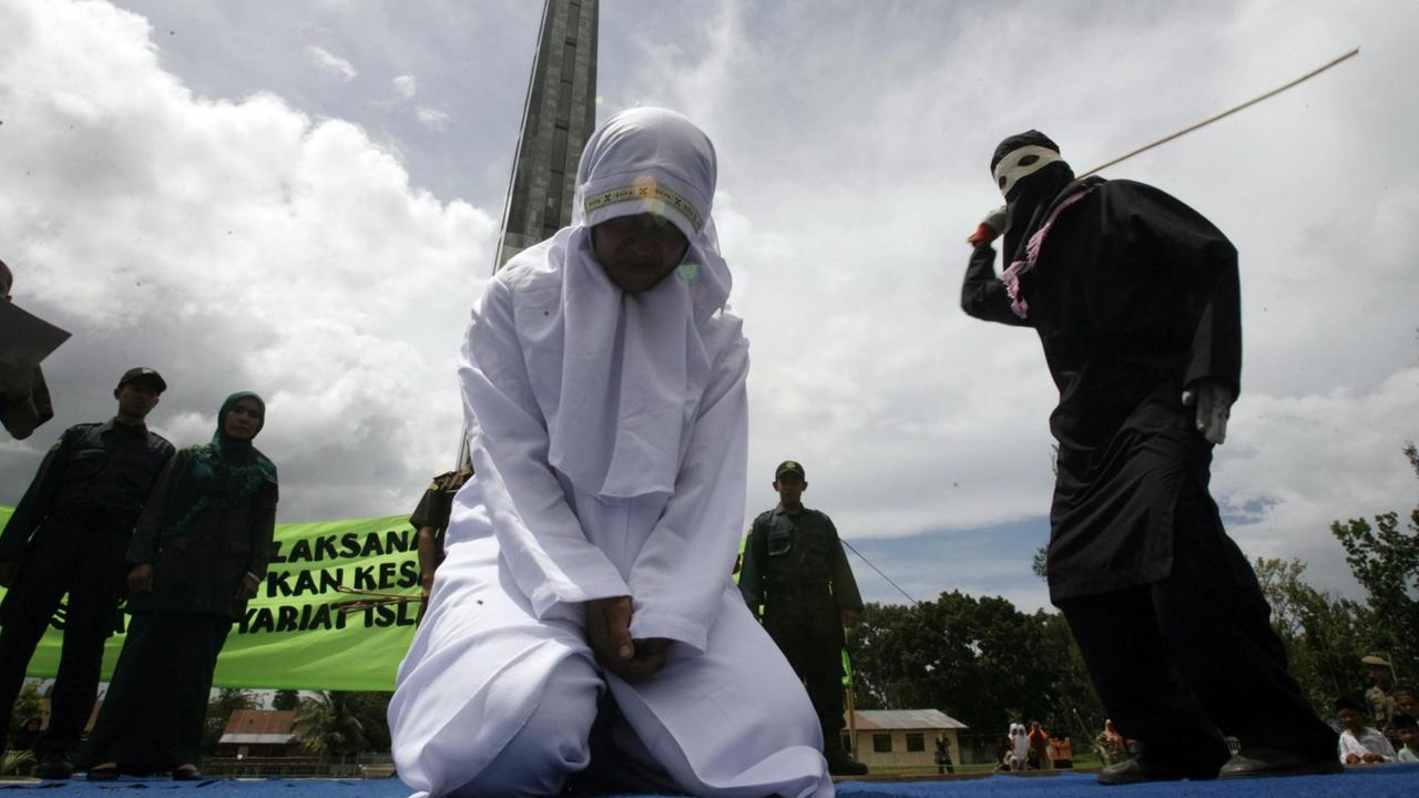 Murni binti Anisa wird in Indonesien öffentlich ausgepeitscht, nachdem sie während des Fastenmonats Ramadan Essen verkauft hat