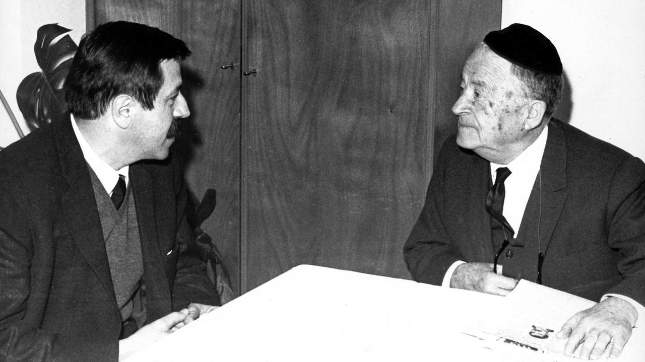 Günter Grass bei einem Treffen mit dem israelischen Literaturnobelpreisträger Samuel Josef Agnon in Israel.