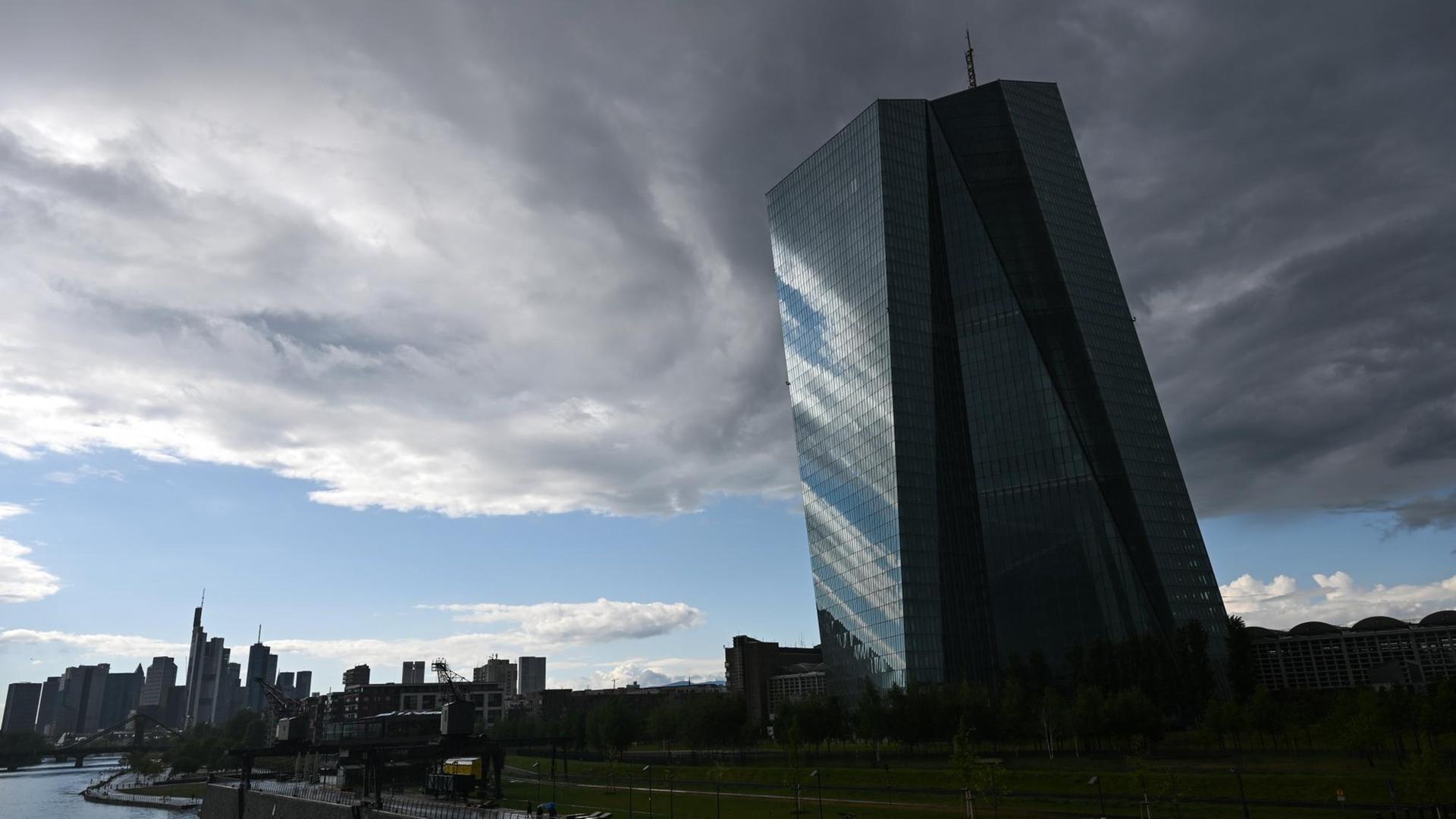 Nach einem Regenschauer ziehen dunkle Wolken über der Skyline von Frankfurt/Main und dem Hochhaus der Europäischen Zentralbank hinweg. Nach einem Regenschauer ziehen dunkle Wolken über der Skyline von Frankfurt/Main und dem Hochhaus der Europäischen Zentralbank hinweg.