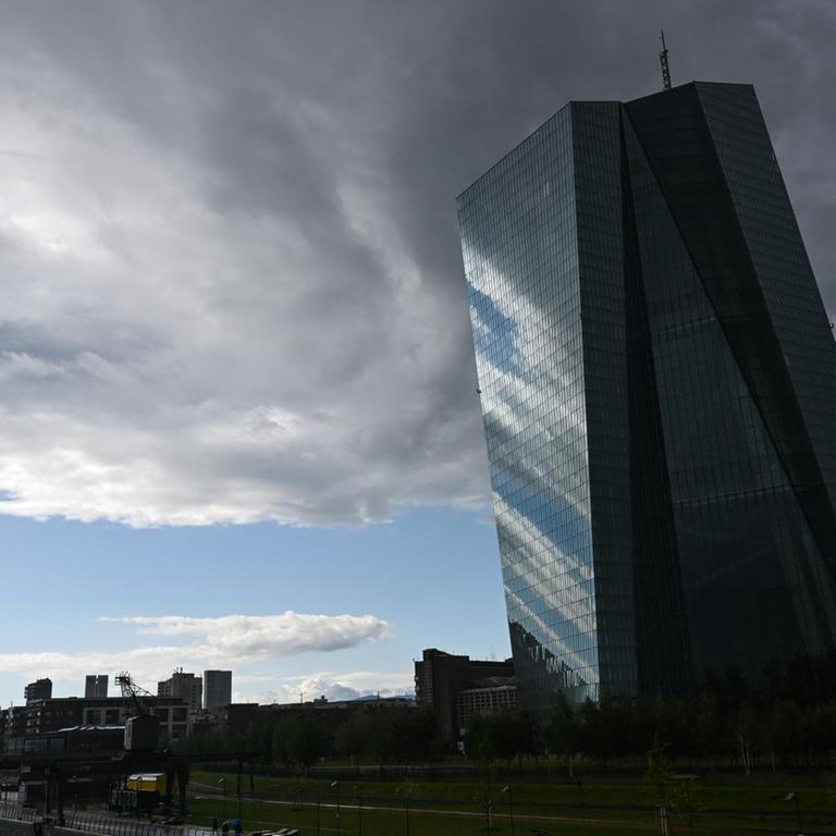 Nach einem Regenschauer ziehen dunkle Wolken über der Skyline von Frankfurt/Main und dem Hochhaus der Europäischen Zentralbank hinweg.