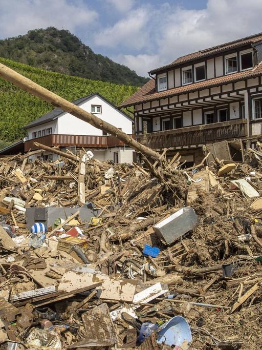 Zu sehen ist die Zerstörung nach der Unwetter-Katastrophe in Mayschoß im Landkreis Ahrweiler in Rheinland-Pfalz (Verbandsgemeinde Altenahr).