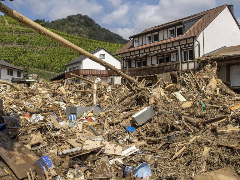 Zu sehen ist die Zerstörung nach der Unwetter-Katastrophe in Mayschoß im Landkreis Ahrweiler in Rheinland-Pfalz (Verbandsgemeinde Altenahr).