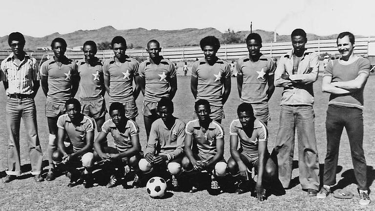 Dieter Widmann (re.) 1976 mit den African Stars in Katutura, einem Township in Windhuk. Dieter Widmann (re.) 1976 mit den African Stars in Katutura, einem Township in Windhuk.