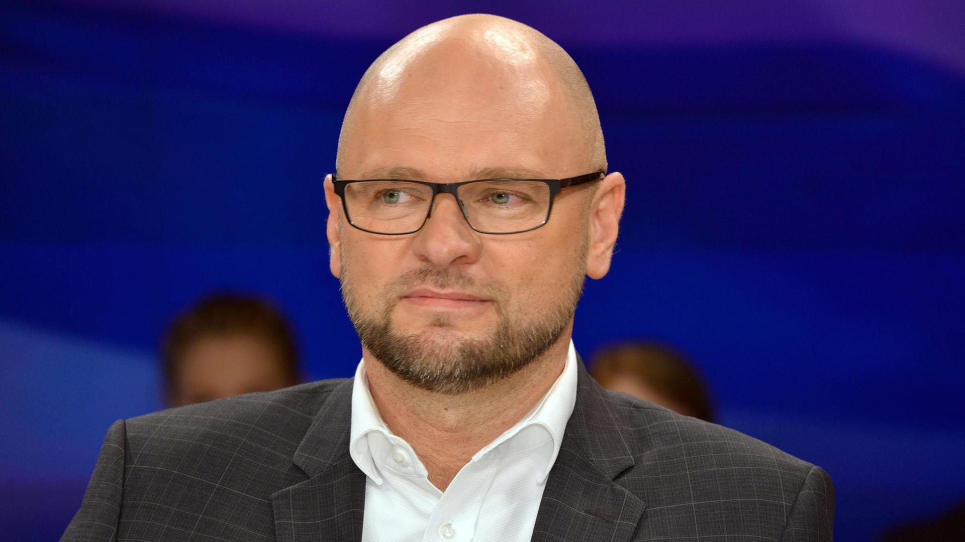 Der Europa-Abgeordnete Richard Sulik sitzt in einer Talkshow Der Europa-Abgeordnete Richard Sulik sitzt in einer Talkshow