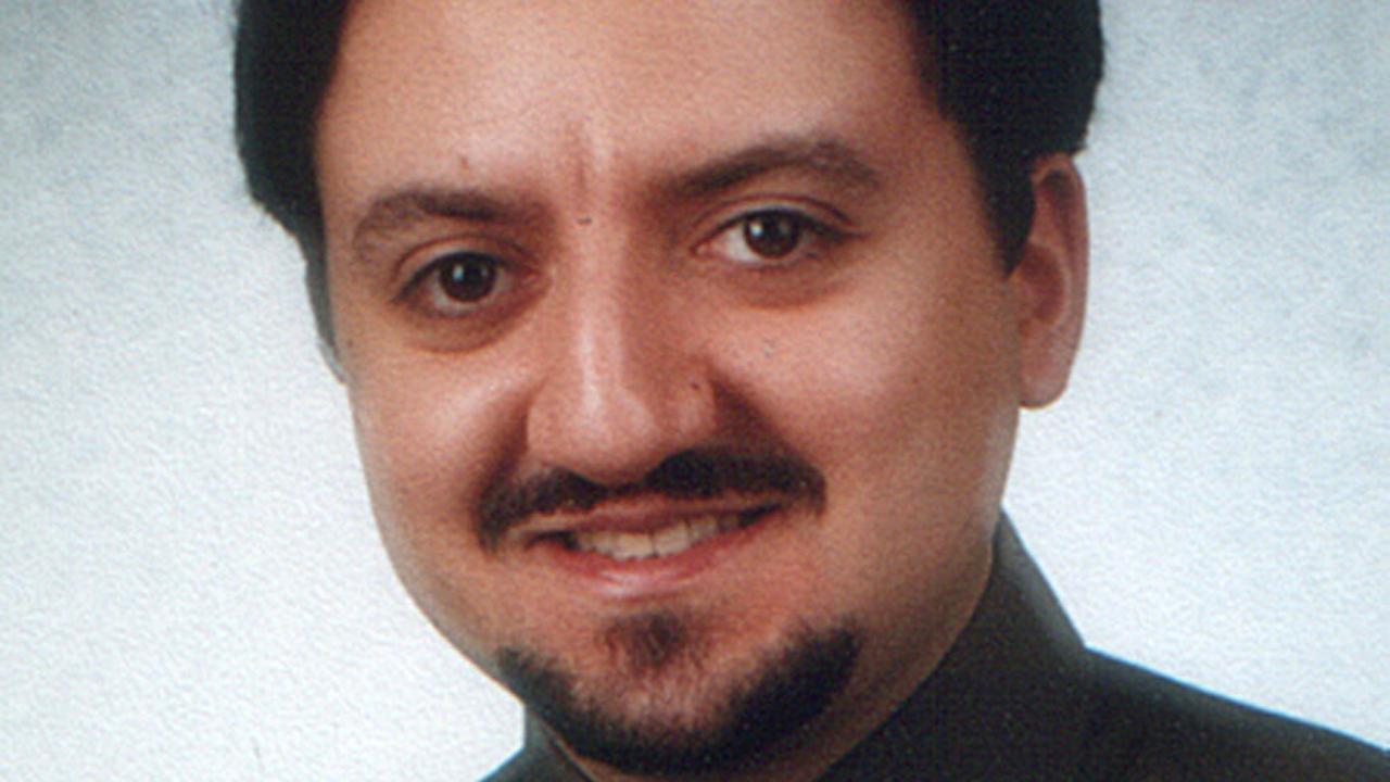 Hakan Turan, studierte Diplom-Physik, Mathematik und Philosophie Hakan Turan, studierte Diplom-Physik, Mathematik und Philosophie