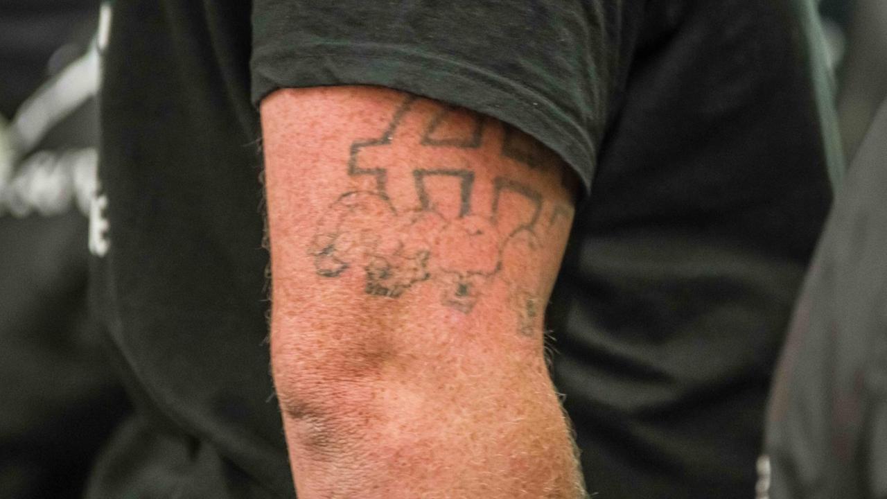 Ein Mitglied von Wodans Erben zeigt ein keltisches Kreuz, das mit weißer Vormachtstellung in Verbindung gebracht wird und in Deutschland als verboten gilt. Die rechtsradikale Gruppe patrouillierte am 12. Oktober durch München Ein Mitglied von Wodans Erben zeigt ein keltisches Kreuz, das mit weißer Vormachtstellung in Verbindung gebracht wird und in Deutschland als verboten gilt. Die rechtsradikale Gruppe patrouillierte am 12. Oktober durch München