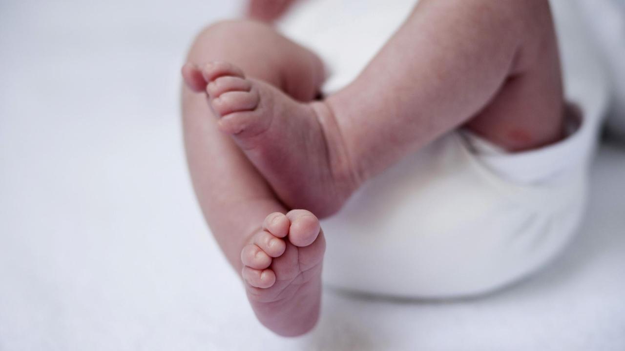 Nackte Füße eines neugeborenen Babys