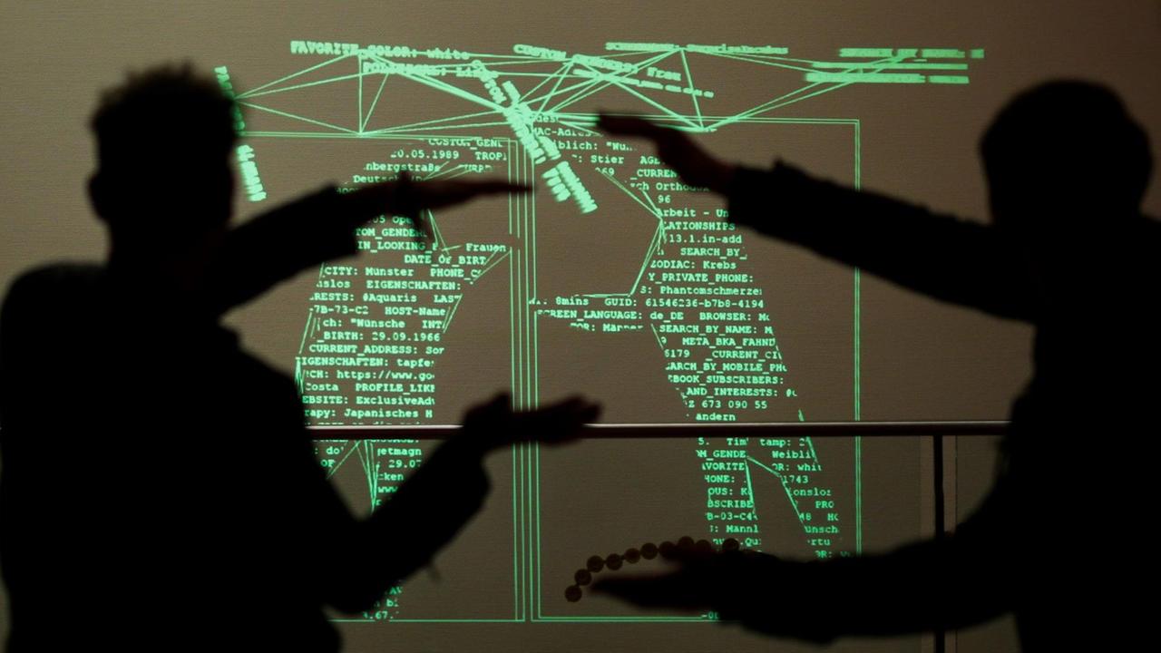 Besucher des Kongresses des Chaos Computer Clubs (CCC) spielen mit ihrem digitalem Spiegelbild. Besucher des Kongresses des Chaos Computer Clubs (CCC) spielen mit ihrem digitalem Spiegelbild.