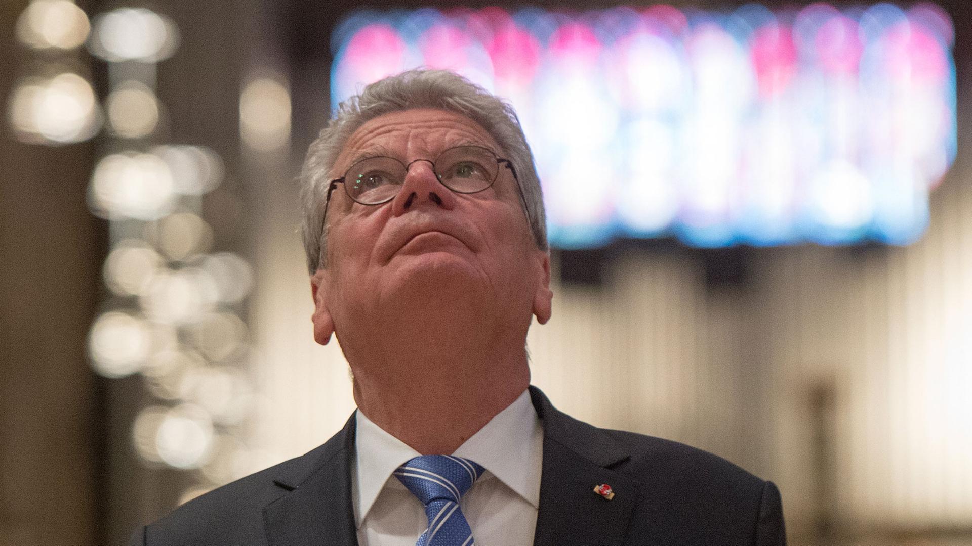 Bundespräsident Joachim Gauck schaut sich am 13.06.2014 in Trondheim den Nidarosdom an. Bundespräsident Joachim Gauck schaut sich am 13.06.2014 in Trondheim den Nidarosdom an.