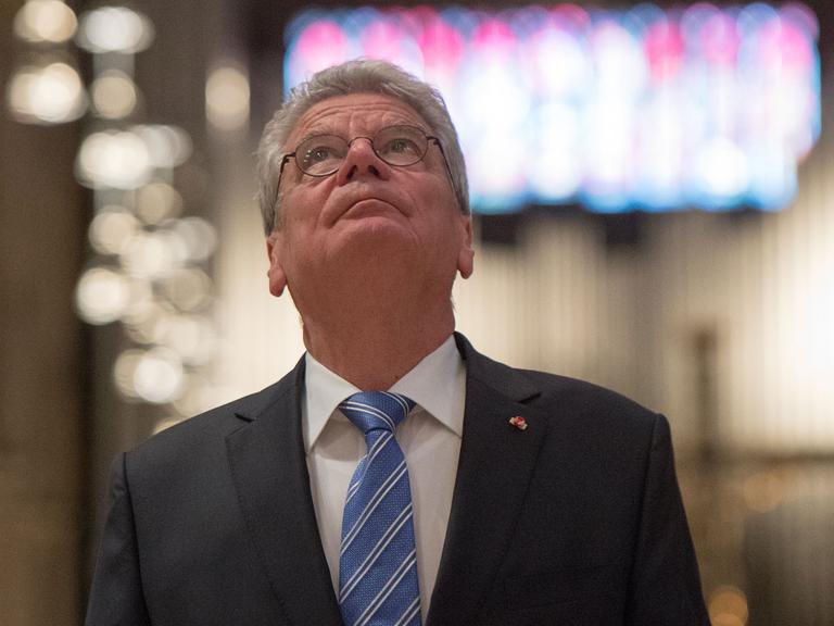 Bundespräsident Joachim Gauck schaut sich am 13.06.2014 in Trondheim den Nidarosdom an.