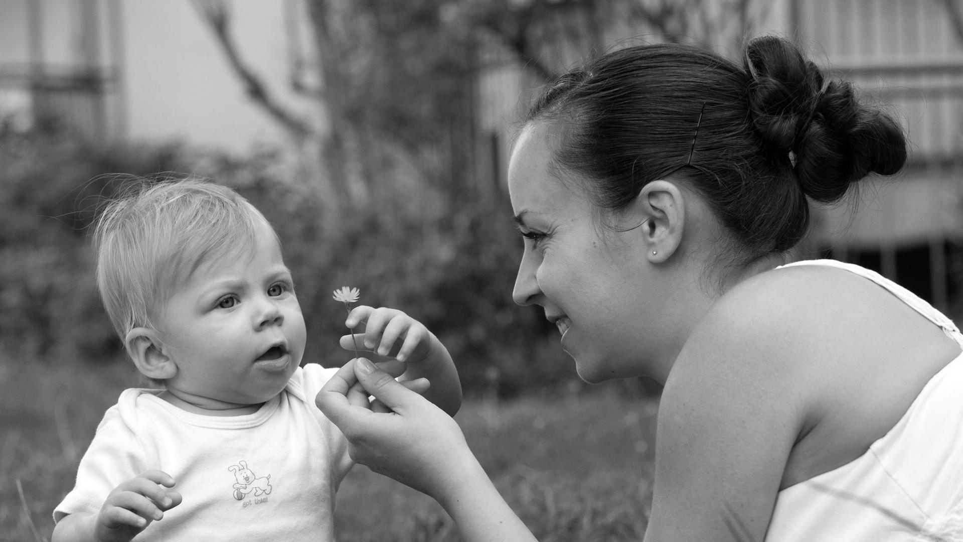 Kleinkind mit seiner Mutter Kleinkind mit seiner Mutter