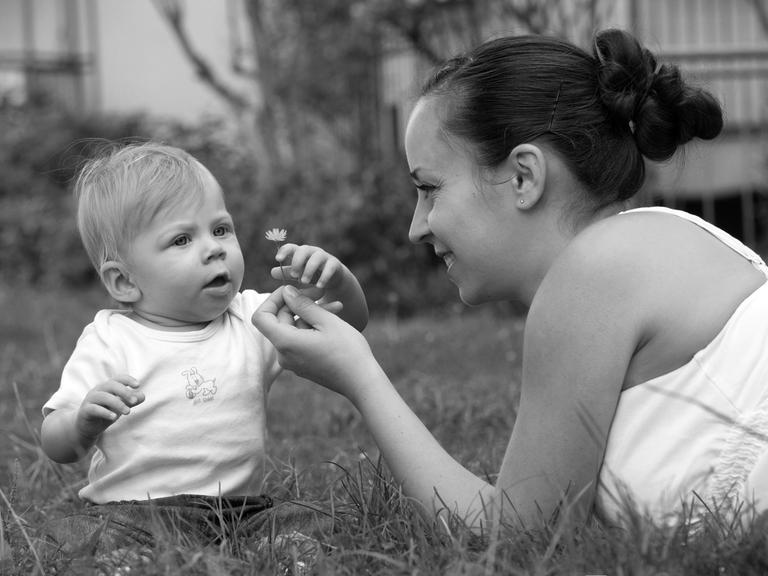 Kleinkind mit seiner Mutter