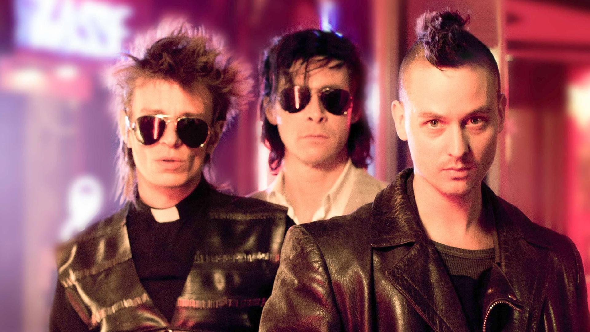 Die Schauspieler Alexander Scheer (als Blixa Bargeld, l-r), Marc Hosemann (als Nick Cave) und Tom Schilling (als Robert) in einer Szene des Films "Tod den Hippies - Es lebe der Punk!". Die Schauspieler Alexander Scheer (als Blixa Bargeld, l-r), Marc Hosemann (als Nick Cave) und Tom Schilling (als Robert) in einer Szene des Films "Tod den Hippies - Es lebe der Punk!".