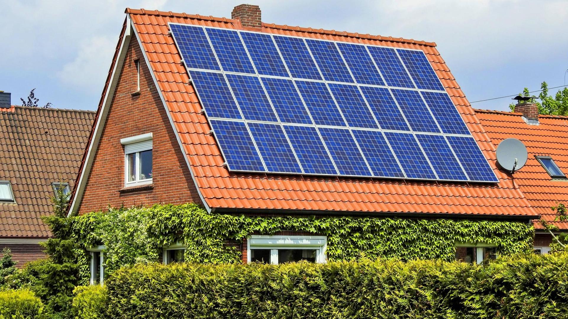 Solarzellen auf einem Einfamilien-Wohnhaus in Niedersachsen.
