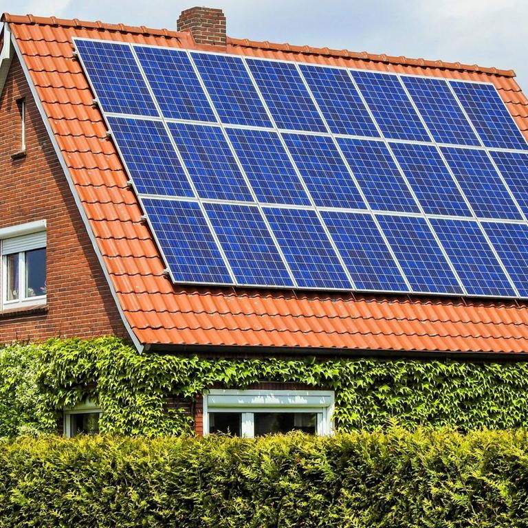 Solarzellen auf einem Einfamilien-Wohnhaus in Niedersachsen.