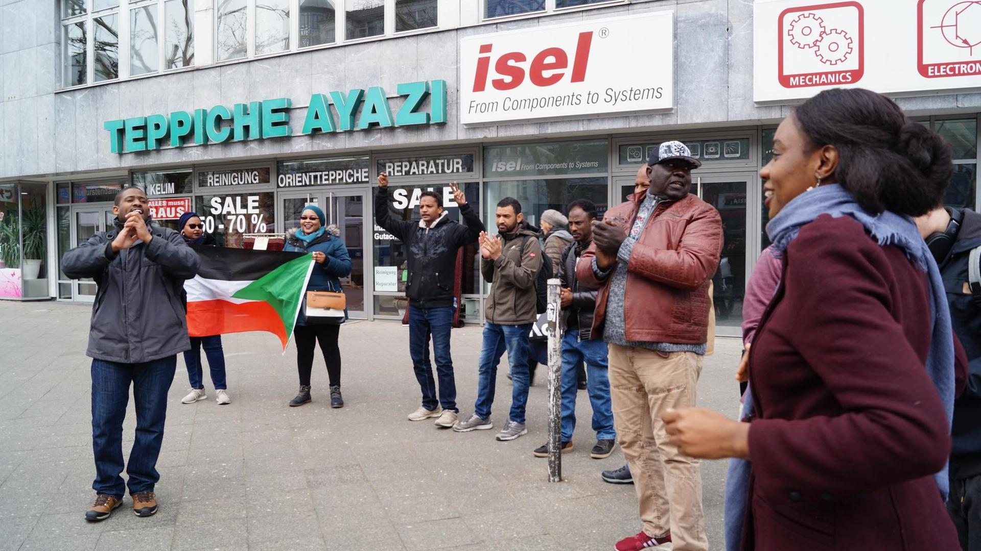Proteste der sudanesischen Exilaktivisten in der Nähe der sudanesische Botschaft in Berlin. Proteste der sudanesischen Exilaktivisten in der Nähe der sudanesische Botschaft in Berlin.