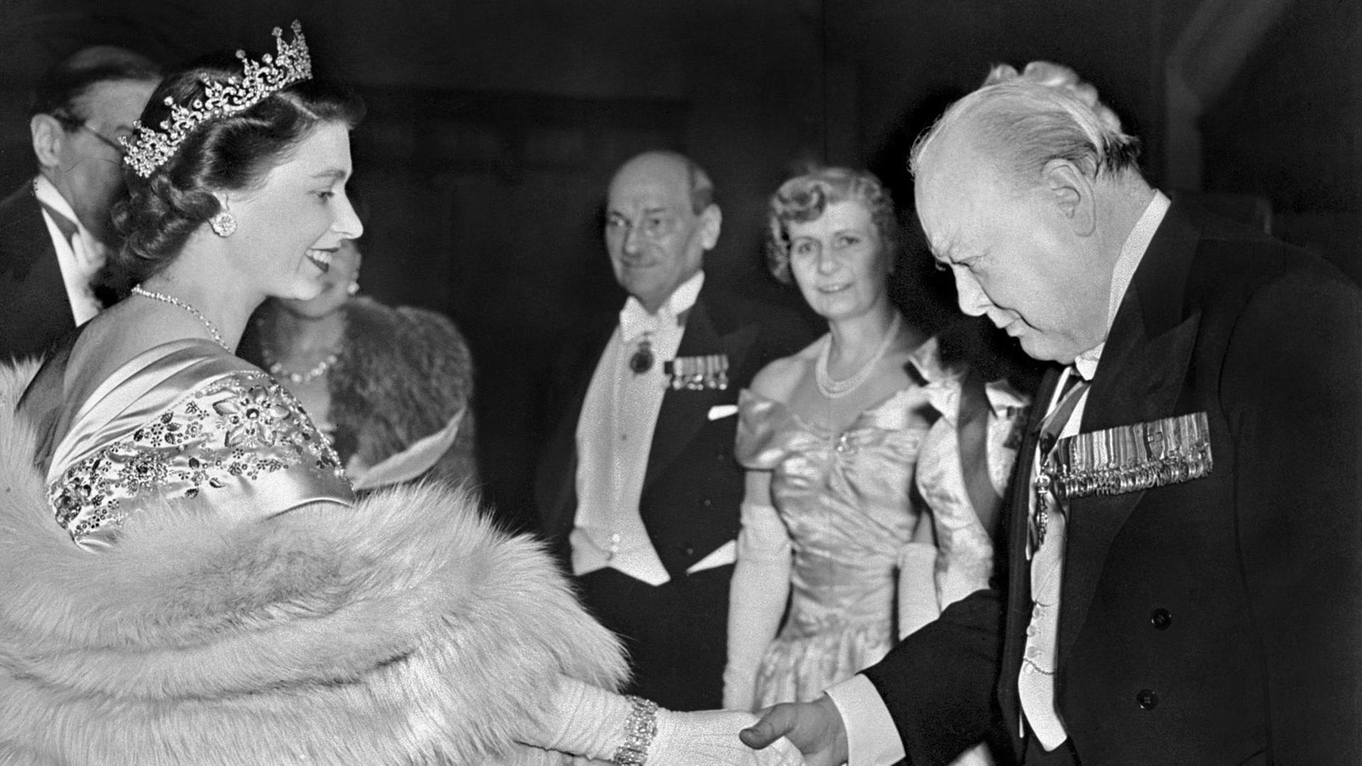 Damals noch Prinzessin Elizabeth, begrüßt die spätere Queen Winston Churchill (März 1950)