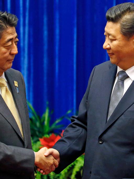 Chinas Präsident Xi Jinping (r.) mit Japans Ministerpräsident Shinzo Abe
